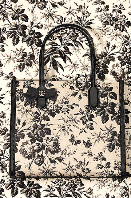 <strong>GG RIBBON</strong><br>トートバッグ<br>カラー｜ホワイト×ブラック<br>価格｜14万4720円<br>サイズ｜W32 x H29 x D12