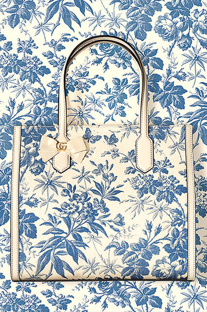 <strong>GG RIBBON</strong><br>トートバッグ<br>カラー｜ホワイト×サファイアブルー<br>価格｜14万4720円<br>サイズ｜W32 x H29 x D12