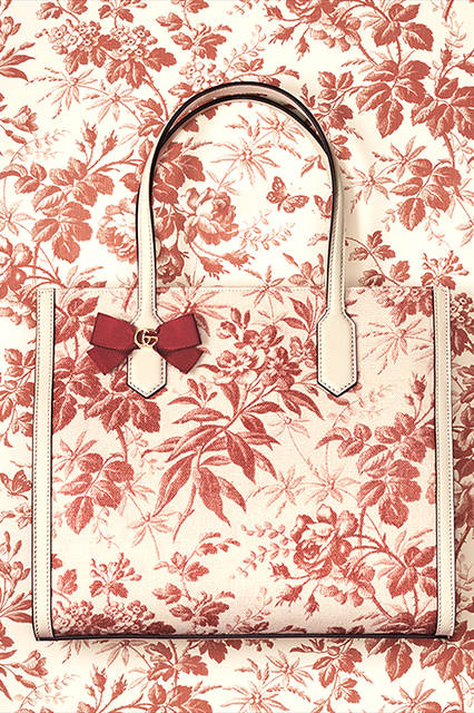 <strong>GG RIBBON</strong><br>トートバッグ<br>カラー｜ホワイト×チェリーレッド<br>価格｜14万4720円<br>サイズ｜W32 x H29 x D12