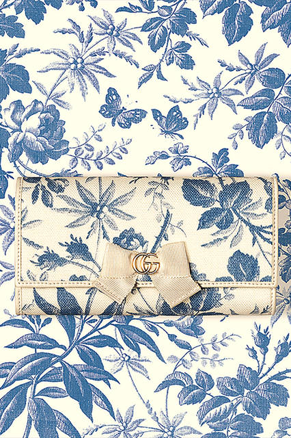 <strong>GG RIBBON</strong><br>コンチネンタル ウォレット<br>カラー｜ホワイト×サファイアブルー<br>価格｜8万5320円<br>サイズ｜W19 x H10 x D3.5<br>