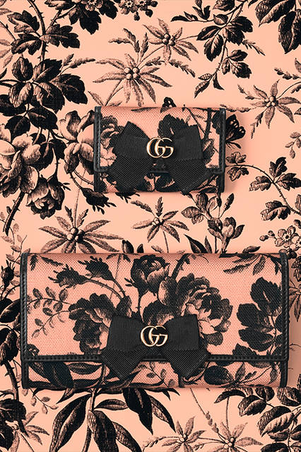 <strong>GG RIBBON</strong><br>写真上）キーケース<br>カラー｜ピンクベージュ×ブラック（オンラインショップ限定カラー）<br>価格｜3万4560円<br>サイズ｜W6.5 x H9.5 x D2<br><br>写真下）コンチネンタル ウォレット<br>カラー｜ピンクベージュ×ブラック（オンラインショップ限定カラー）<br>価格｜8万5320円<br>サイズ｜W19 x H10 x D3.5<br>