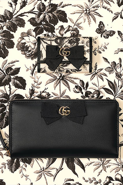 <strong>GG RIBBON</strong><br>写真上）キーケース<br>カラー｜ホワイト×ブラック<br>価格｜3万4560円<br>サイズ｜W6.5 x H9.5 x D2<br><br>写真下）ジップアラウンド ウォレット<br>カラー｜ブラック<br>価格｜8万6400円<br>サイズ｜W19.5 x H10.5 x D2.5<br>