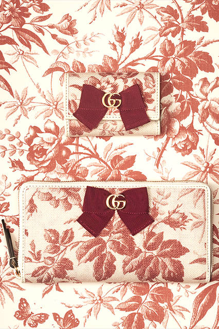 <strong>GG RIBBON</strong><br>写真上）キーケース<br>カラー｜ホワイト×チェリーレッド<br>価格｜3万4560円<br>サイズ｜W6.5 x H9.5 x D2<br><br>写真下）ジップアラウンド ウォレット<br>カラー｜ホワイト×チェリーレッド<br>価格｜8万4240円<br>サイズ｜W19.5 x H10.5 x D2.5<br>