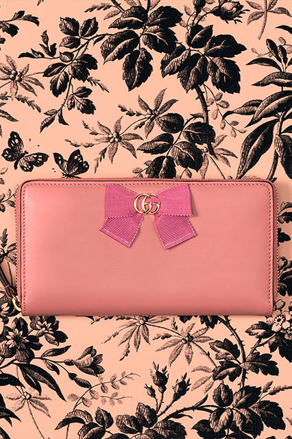 <strong>GG RIBBON</strong><br> 写真下）ジップアラウンド ウォレット<br> カラー｜ピンク<br> 価格｜8万6400円<br> サイズ｜W19.5 x H10.5 x D2.5 <br>