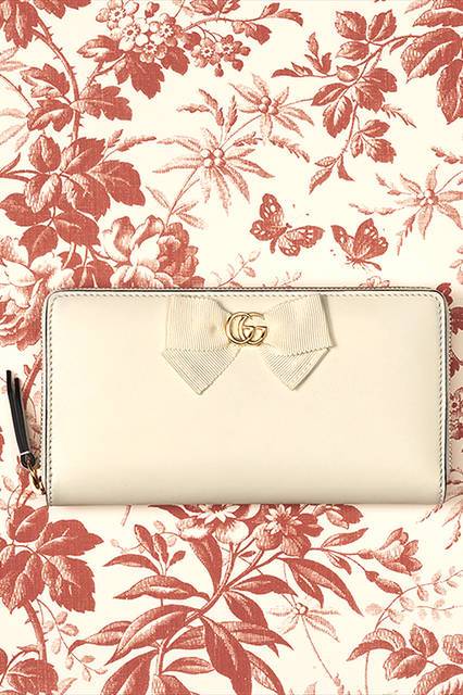 <strong>GG RIBBON</strong><br>写真下）ジップアラウンド ウォレット<br>カラー｜ホワイト<br>価格｜8万6400円<br>サイズ｜W19.5 x H10.5 x D2.5<br>