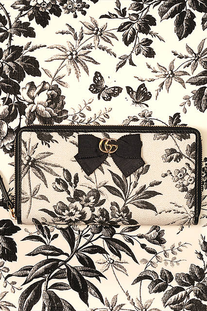 <strong>GG RIBBON</strong><br>ジップアラウンド ウォレット<br>カラー｜ホワイト×ブラック<br>価格｜8万4240円<br>サイズ｜W19.5 x H10.5 x D2.5<br>