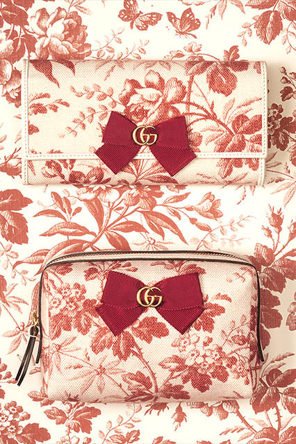 <strong>GG RIBBON</strong><br>写真上）コンチネンタル ウォレット<br>カラー｜ホワイト×チェリーレッド<br>価格｜8万5320円<br>サイズ｜W19 x H10 x D3.5<br><br>写真下）コスメティック ポーチ<br>カラー｜ホワイト×チェリーレッド<br>価格｜3万7800円<br>サイズ｜W16 x H10 x D6<br>