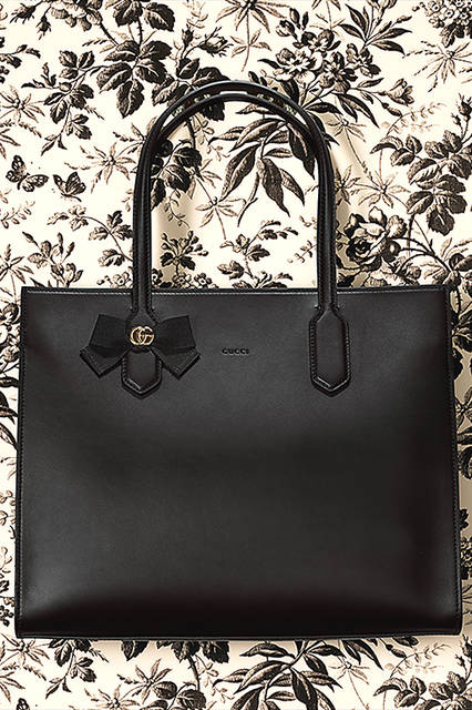 <strong>GG RIBBON</strong><br>トートバッグ<br>カラー｜ブラック<br>価格｜19万9800円<br>サイズ｜W34 x H29 x D12