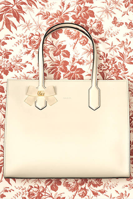 <strong>GG RIBBON</strong><br>トートバッグ<br>カラー｜ブラック<br>価格｜19万9800円<br>サイズ｜W34 x H29 x D12