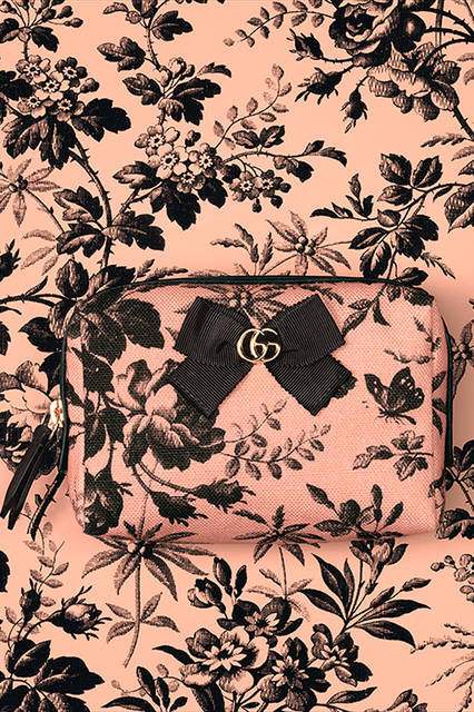 <strong>GG RIBBON</strong><br>コスメティック ポーチ<br>カラー｜ピンクベージュ×ブラック（オンラインショップ限定カラー）<br>価格｜3万7800円<br>サイズ｜W16 x H10 x D6<br>