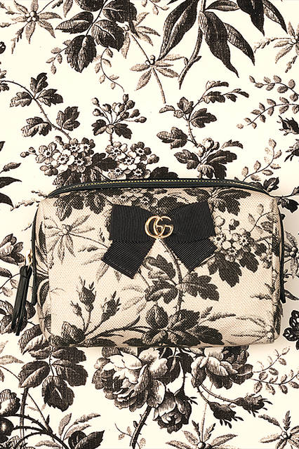 <strong>GG RIBBON</strong><br>コスメティック ポーチ<br>カラー｜ホワイト×ブラック<br>価格｜3万7800円<br>サイズ｜W16 x H10 x D6<br>