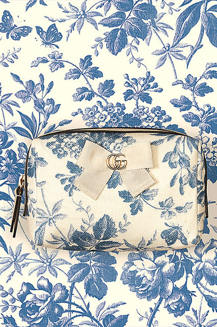 <strong>GG RIBBON</strong><br>コスメティック ポーチ<br>カラー｜ホワイト×サファイアブルー<br>価格｜3万7800円<br>サイズ｜W16 x H10 x D6<br>