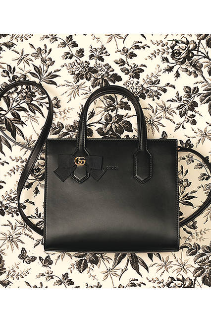 <strong>GG RIBBON</strong><br>スモール トートバッグ<br>カラー｜ブラック<br>価格｜17万9280円<br>サイズ｜W23.5 x H20 x D10.5