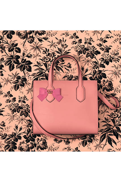 <strong>GG RIBBON</strong><br>スモール トートバッグ<br>カラー｜ピンク<br>価格｜17万9280円<br>サイズ｜W23.5 x H20 x D10.5