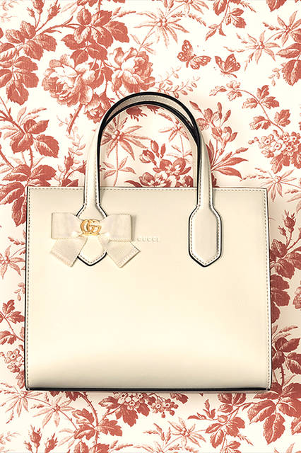 <strong>GG RIBBON</strong><br>スモール トートバッグ<br>カラー｜ホワイト<br>価格｜17万9280円<br>サイズ｜W23.5 x H20 x D10.5