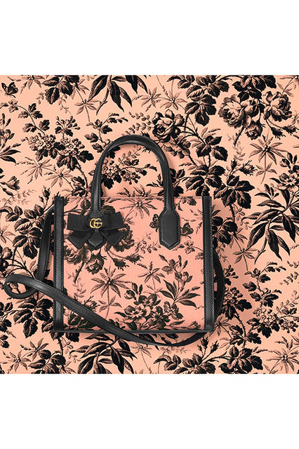 <strong>GG RIBBON</strong><br>スモール トートバッグ<br>カラー｜ピンクベージュ×ブラック（オンラインショップ限定カラー）<br>価格｜12万9600円<br>サイズ｜W23.5 x H20 x D10.5