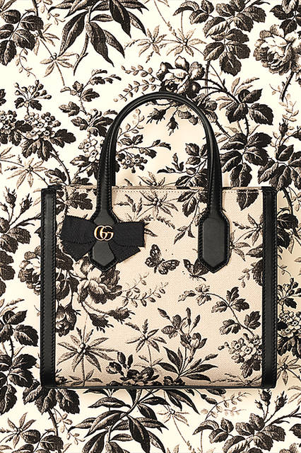 <strong>GG RIBBON</strong><br>スモール トートバッグ<br>カラー｜ホワイト×ブラック<br>価格｜12万9600円<br>サイズ｜W23.5 x H20 x D10.5