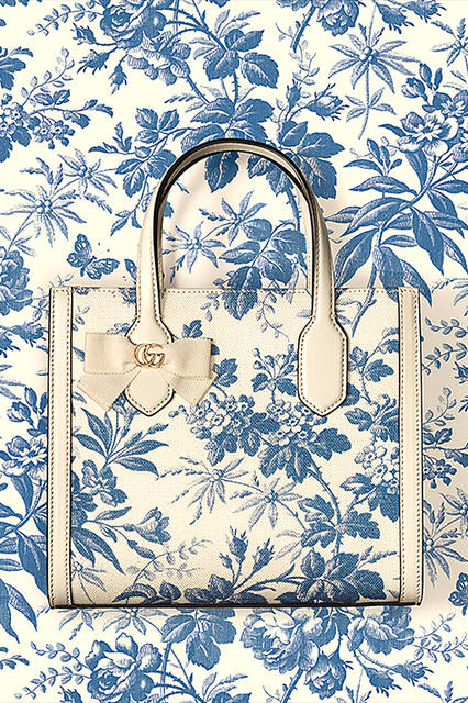 <strong>GG RIBBON</strong><br>スモール トートバッグ<br>カラー｜ホワイト×サファイアブルー<br>価格｜12万9600円<br>サイズ｜W23.5 x H20 x D10.5