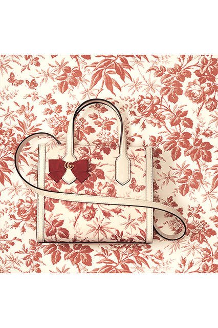 <strong>GG RIBBON</strong><br>スモール トートバッグ<br>カラー｜ホワイト×チェリーレッド<br>価格｜12万9600円<br>サイズ｜W23.5 x H20 x D10.5