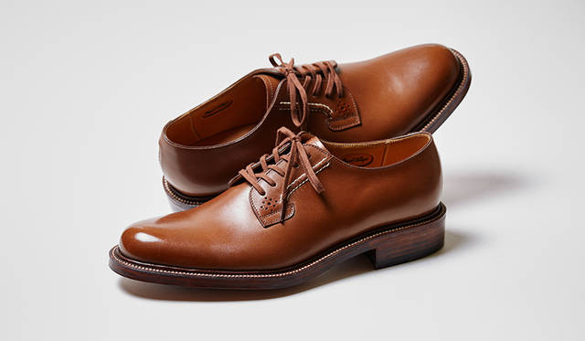 カジュアル感のある外羽根のプレーントゥも、アメリカンテイスト薫る新しいビスポークサンプル。こうしたリーガルらしさを打ち出したサンプル提案は定期的に行われており、カタログにもまとめられているので、注文したい靴のイメージが固まっていないときなどに役立つ。