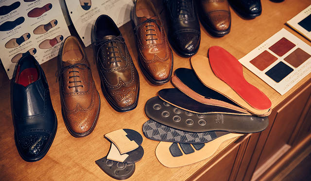 オーダー初心者にお勧めなのが「ビルト トゥ オーダー」システム。いわゆるパターンオーダーだが、デザインやトゥシェイプ、甲革、ソール＆ヒールなど選択肢が幅広く、好みの一足を手に入れられる。こうしたステップアップできるシステムが揃うのもリーガルの魅力だ。