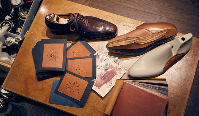見本帳で選べる豊富なレザーに加え、メダリオン（トゥの穴飾り）などのサンプルもかなり充実しているビスポーク。仮縫いと呼ばれる縫製サンプルで一度合わせられるため、アッパーデザインの修正やフィッティングの微調整なども行なえ、約半年後に理想の一足が完成する。