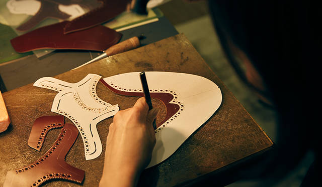 ビスポークアトリエでの作業風景。ブローギングと呼ばれる穴飾りは、ひとつひとつ手打ちで施される。手作業なので打つ位置やバランスなどを微調整でき、完成度が高められる。プレスで一気に型打ちする既製品では難しい、ミリ単位のこだわりまで表現できるというわけだ。
