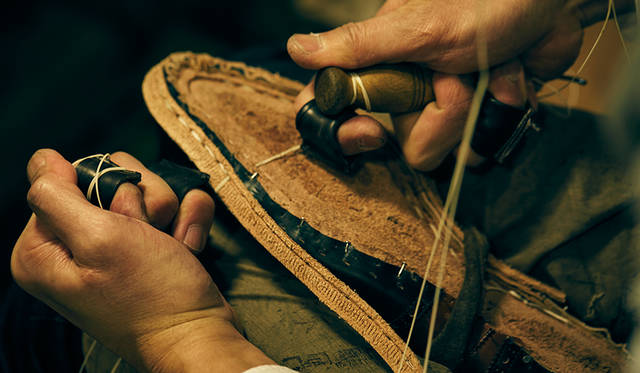 アッパーと靴底を接合する底付けは、紳士靴の命ともいえる工程で、履き心地や耐久性を大きく左右する。リーガルのビスポークではハンドソーンウェルテッドという最高峰の製法をおもに採用。松ヤニを塗った丈夫な麻糸を用い、細かなピッチでしっかりとすくい縫いしていく。