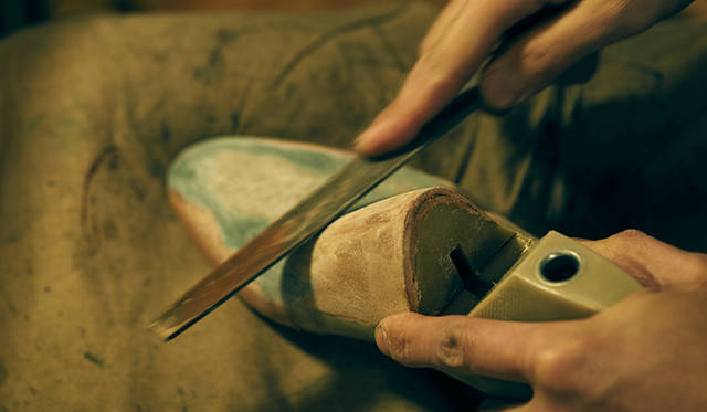 木型の削り出しもビスポークアトリエにて職人が行う。オーダーサロンでの採寸も、また仮縫い後の木型修正もすべて同じ職人が手掛けるため、一人ひとりの足に合った木型を仕上げることが可能であり、ひいては抜群のフィッティングを備えたビスポークシューズを追求できる。