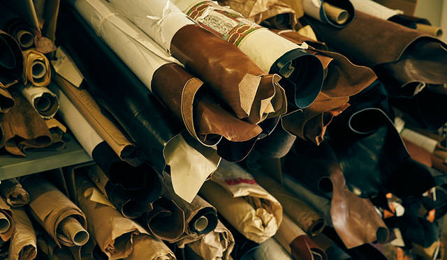 リーガル本社屋のビスポークアトリエには、ビスポーク用のレザー素材が豊富にストックされている。既製靴ではなかなか使用できない希少で高価なレザーも揃っているが、どうしても好みのレザーが見つからない場合などは、注文主のためだけに探してくれることもあるそうだ。