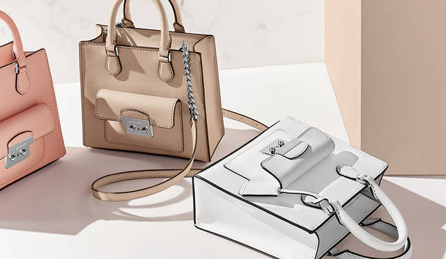 “ブリジット”メッセンジャー 各4万6000円（税抜）／マイケル マイケル・コース