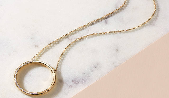 ネックレス1万4000円（税抜）／マイケル・コース 