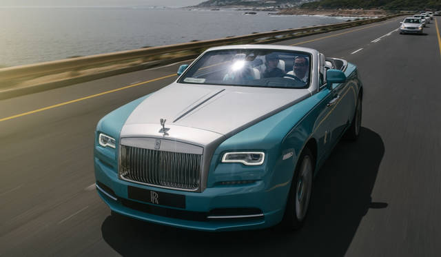 LEDヘッドランプはハイビーム走行時に対向車などがあると自動で切り替える