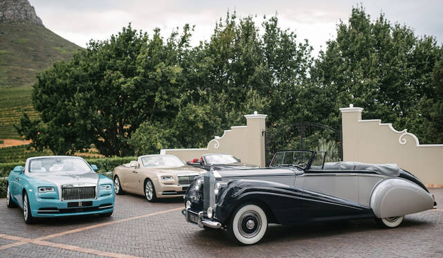 ケープタウンのホテル前に置かれた1952年のシルバードーン