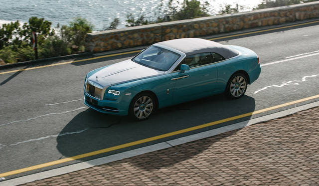 幌のリア部分の継ぎ目には｢フレンチシーム｣という風でも音の出にくい処理が施してある