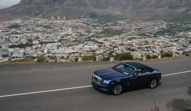 車体はモノトーンか2トーンの塗り分けか選べる