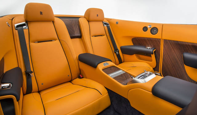 ゴーストよりホイールベースは180mm短いが十分広い