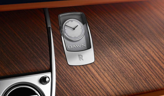 アナログ時計がダッシュボードに備わる