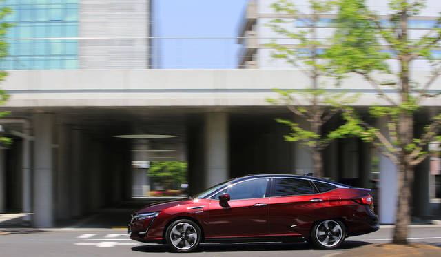 タイヤは転がり抵抗の低さとノイズ低減を眼目に専用に開発されたもの