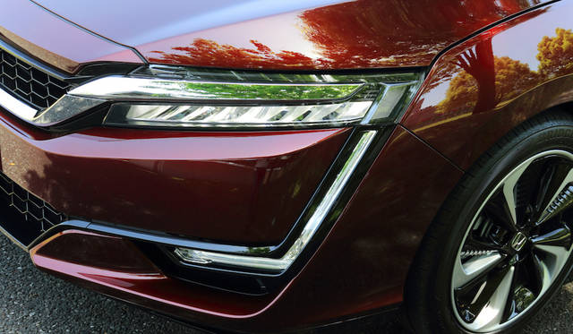 LEDが並んだ9灯式ヘッドランプ採用