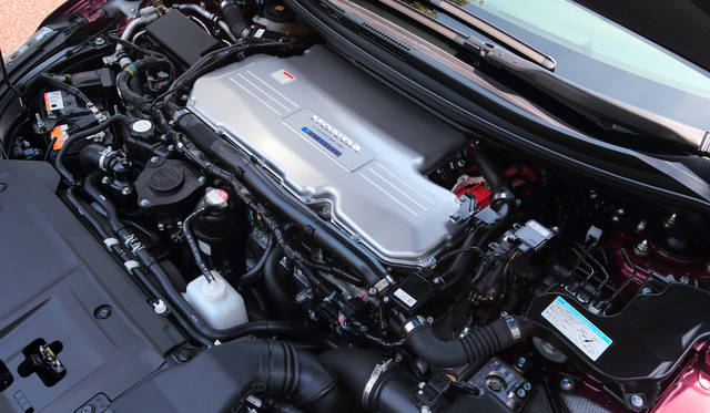 ボンネットに収まる燃料電池パワートレインは従来のV6なみのサイズにまとめられた