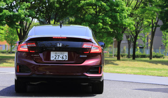 ファクストバックスタイルだがトランクは独立式