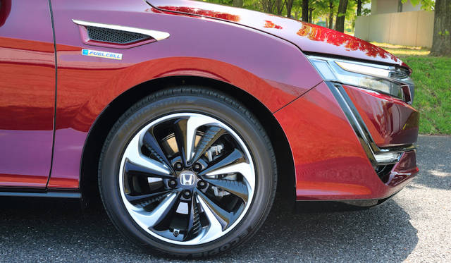 ホイールはアルミホイールにフィン形状の合成樹脂製キャップを組み合わせて空力の向上をはかっている