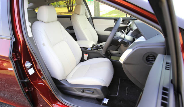 シートにはパーフォレーテッドレザー採用