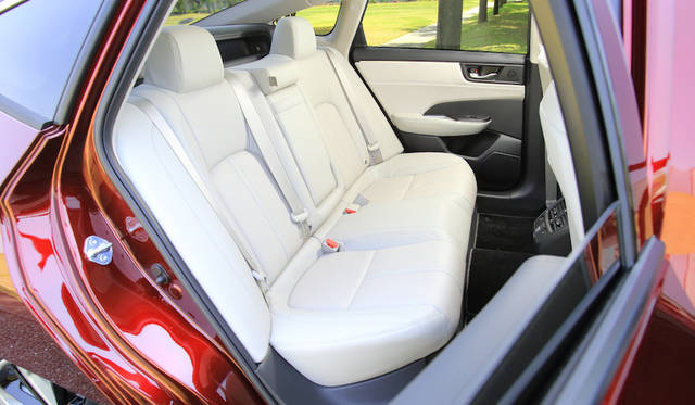 後席のスペースは頭上も足元も広々としている