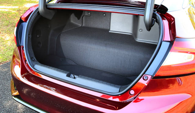 トランクルーム内には9.5型のゴルフバッグが3つ収納できる