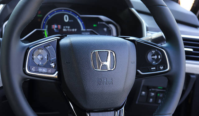 ステアリングホイール操作を自動で行う「車線維持支援システム」搭載