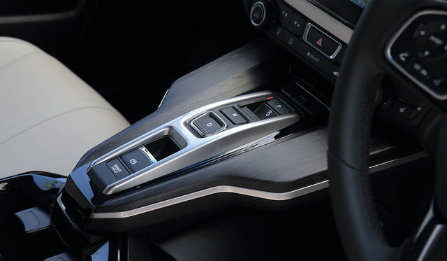 ギアセレクターはユニークなデザイン