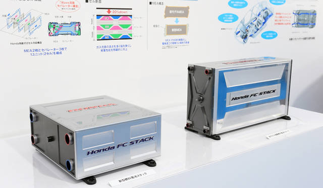燃料電池スタック。向かって左側のコンパクトなタイプが新型