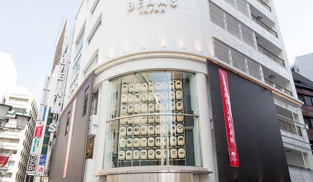 大阪･秋村泰平堂が手がけた63個の提灯が飾られたファサード。提灯には47都道府県とビームス創業の地・新宿をアイコンにしたロゴが描かれている